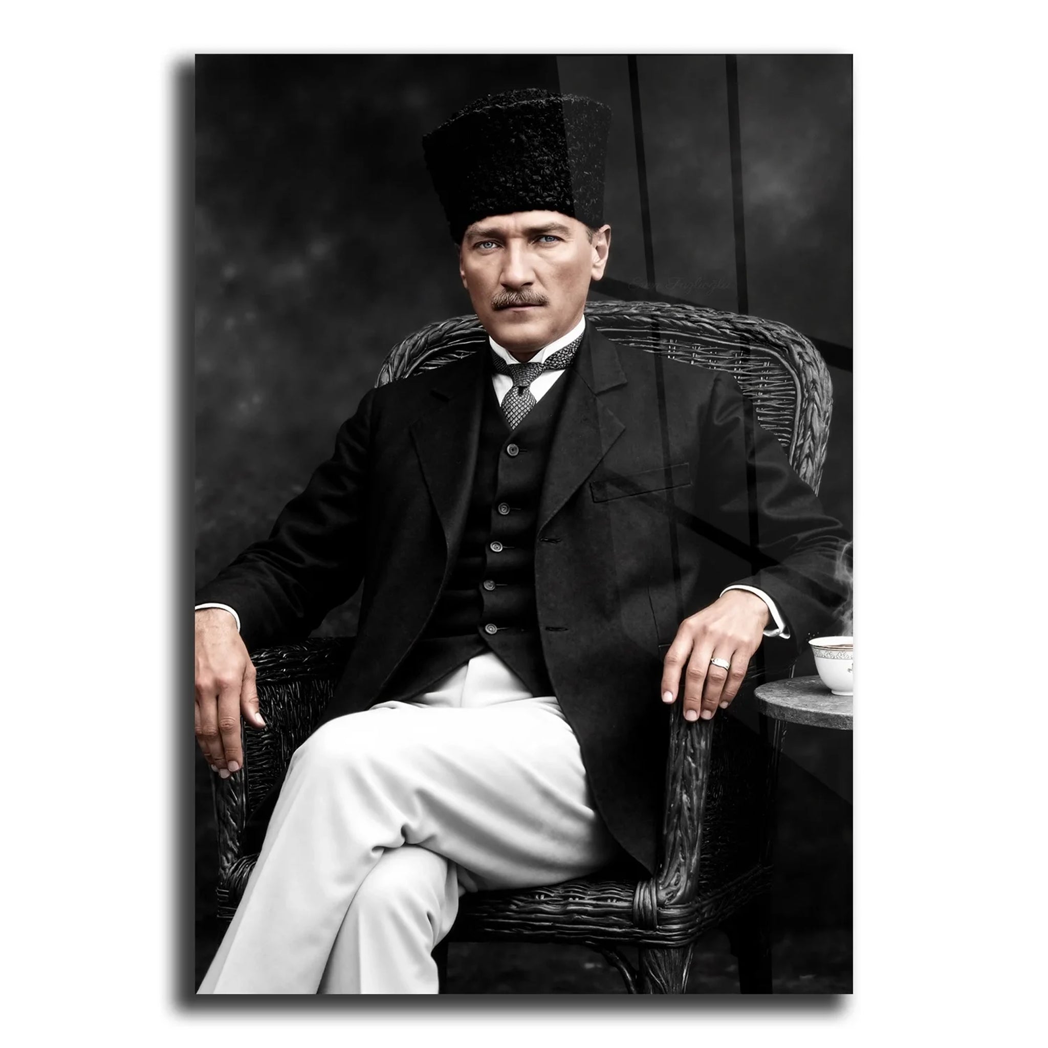 Şıklığın ve Liderliğin Simgesi Atatürk Cam Tablo