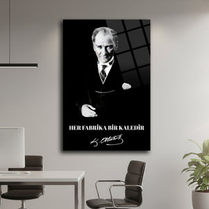 Her Fabrika Bir Kaledir Cam Tablo